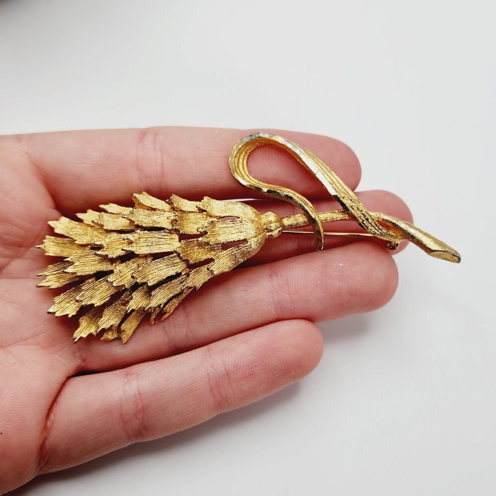 BSK Vintage Thistle Floral Wheat Pinecone Gold Tone Textured Brooch - Picture 4 of 6